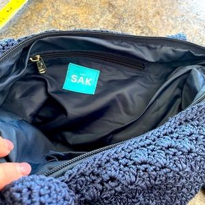 Sak shoulder crocheted blue purse